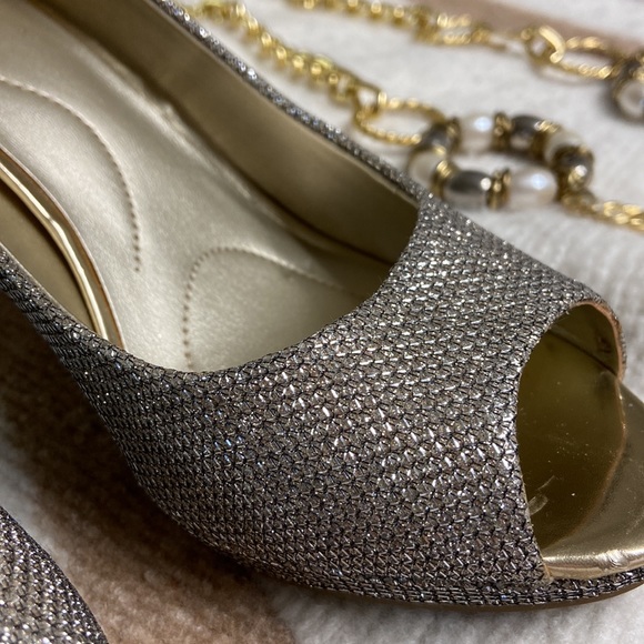 Bandolino metallic glitter sparkly peep toe heels size 6.5 - Picture 2 of 8